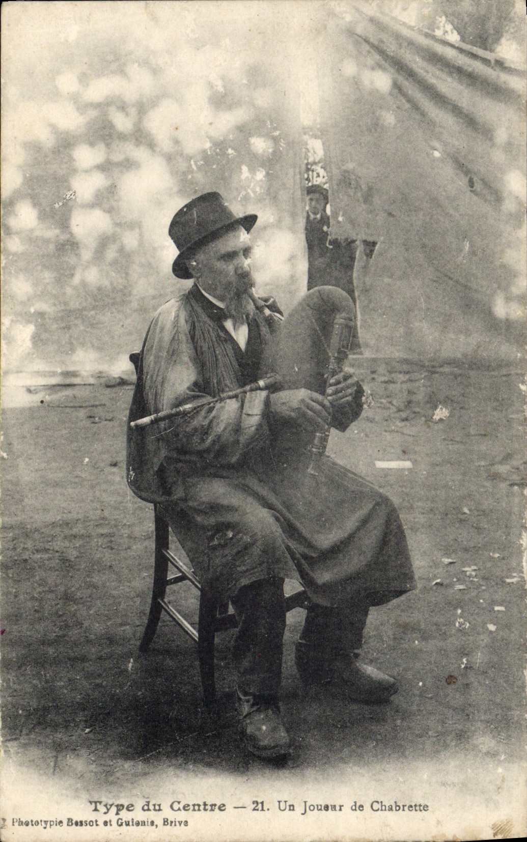 Un Joueur de Chabrette — Type du Centre n°21 — Phototypie Bessot et Gulanis, Brive