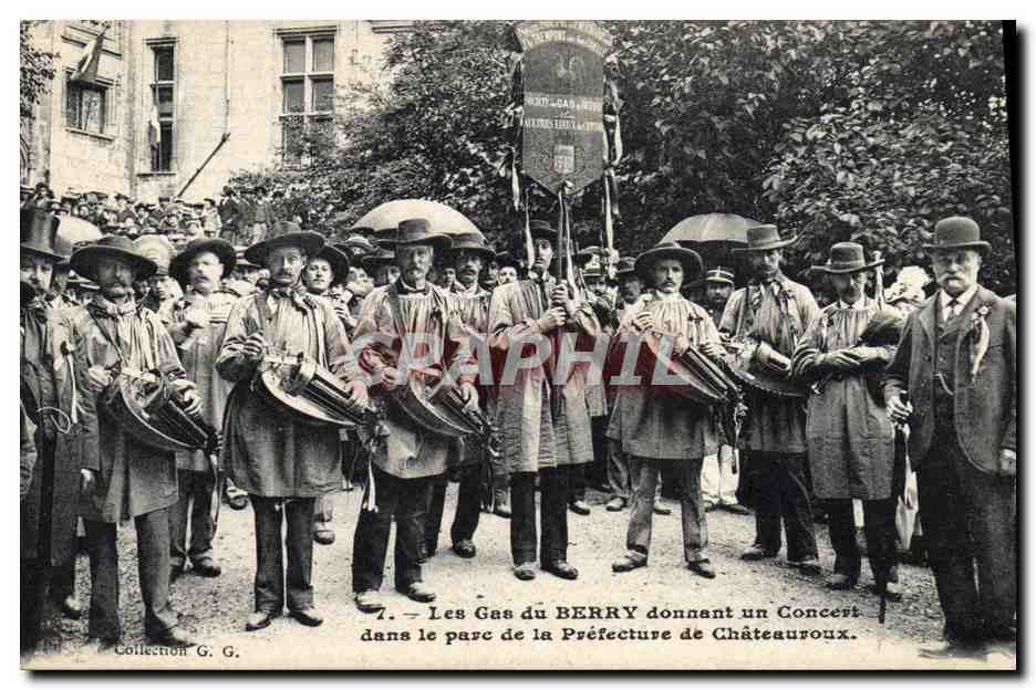 Les Gas du BERRY donnant un Concert — dans le parc de la Préfecture de Châteauroux — Collection G. G.