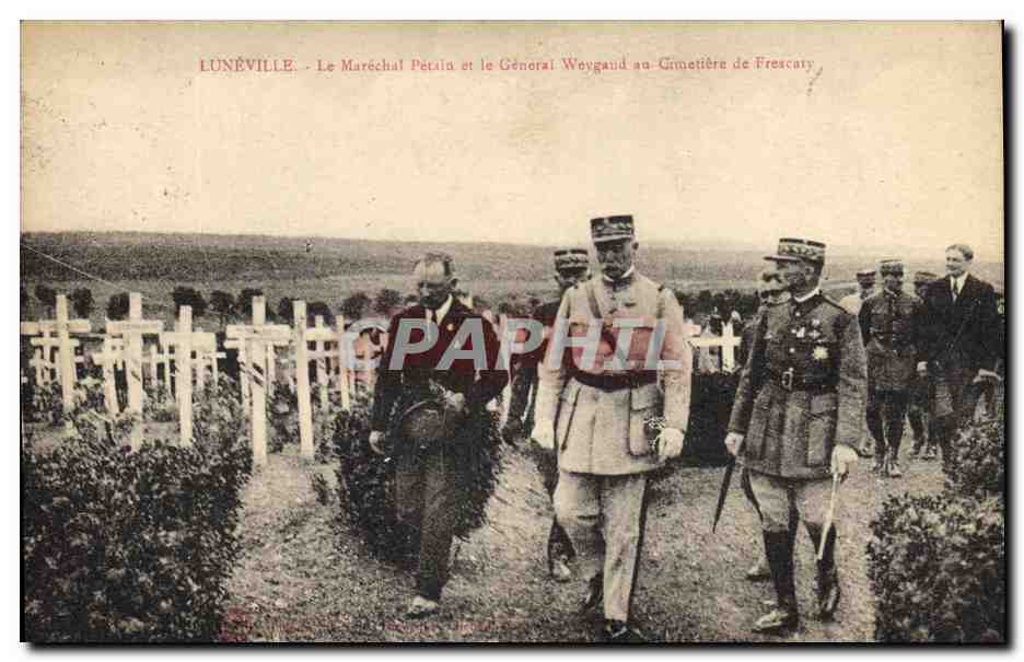 CPA Militaria Luneville Le Marechal Petain et le General Weygand au cimetiere de Frescaty 