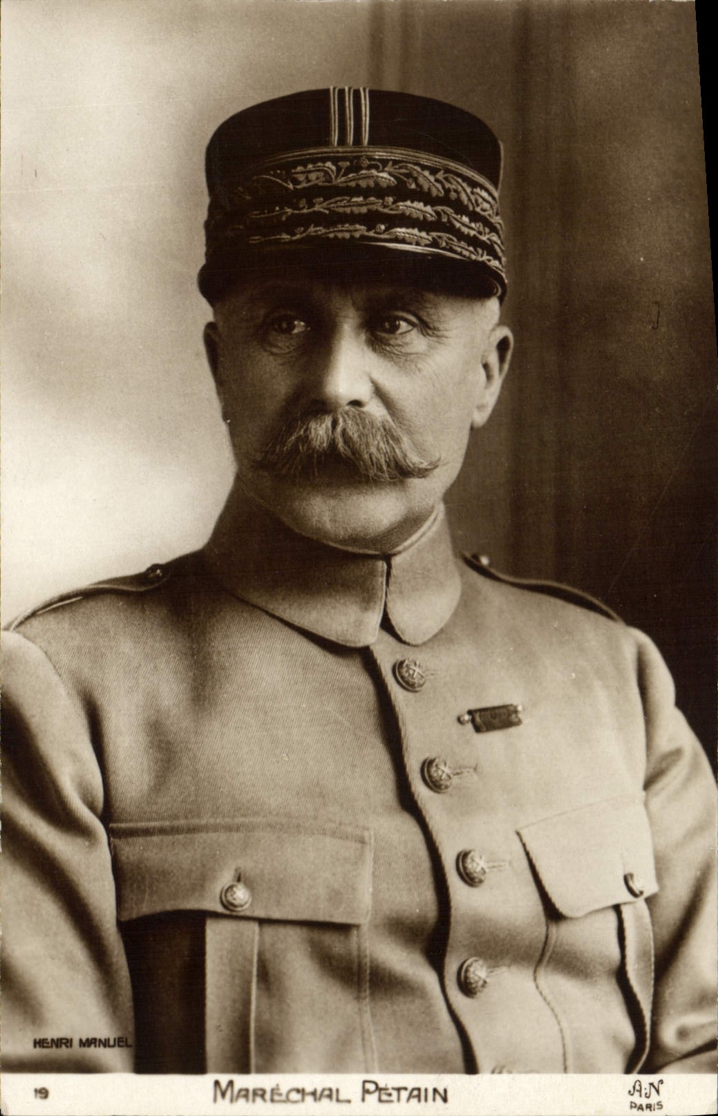 Maréchal Pétain — portrait en uniforme — Henri Manuel, Paris, n°19 - Anverso