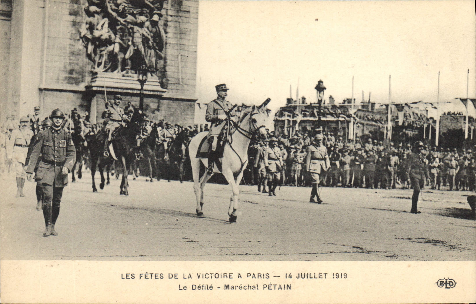 CPA Militaria Les fetes de la Victoire 14 Juillet 1919 Le defile Marechal Petain 
