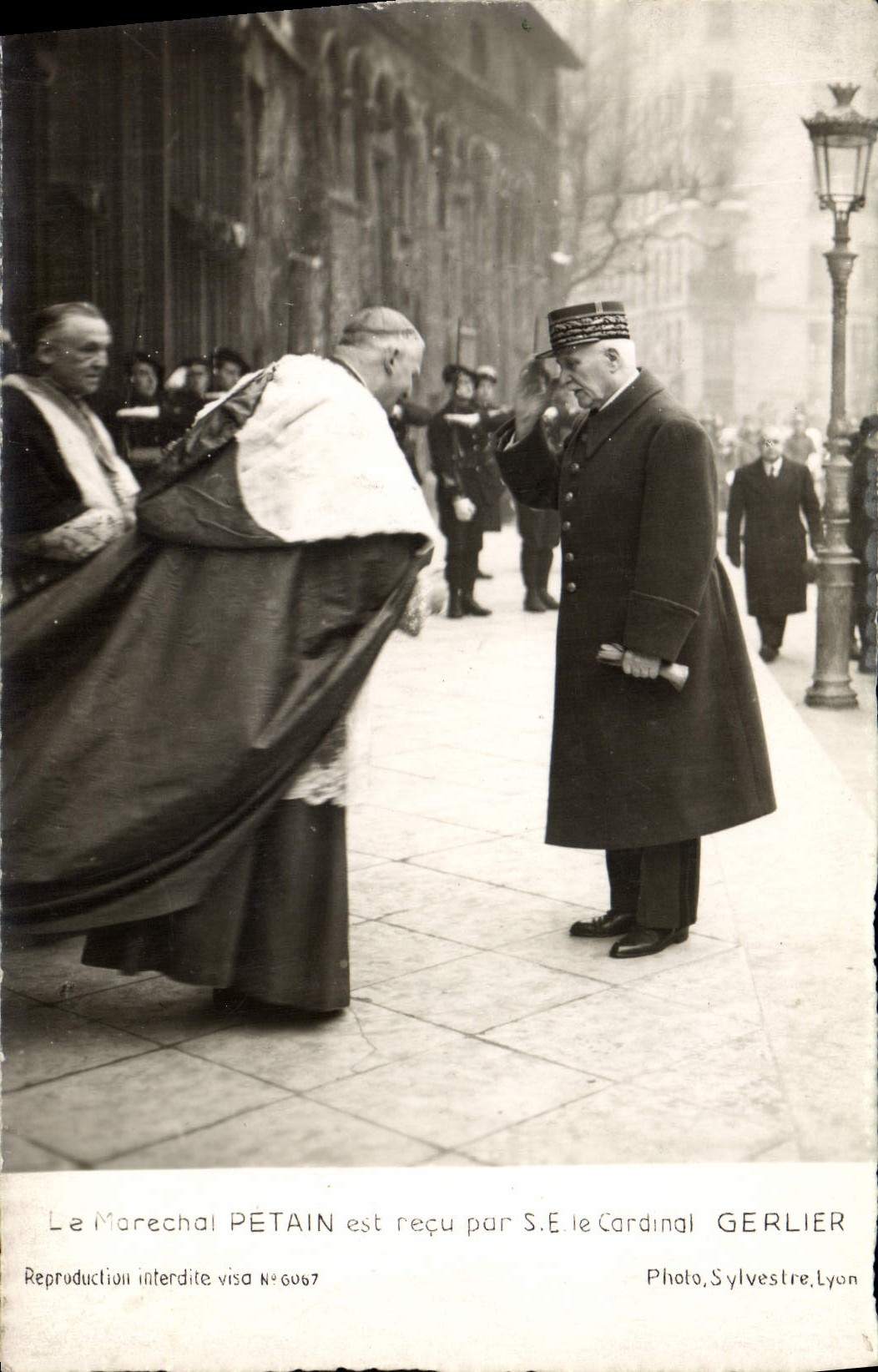 Le Marechal PÉTAIN est reçu par S.E le Cardinal GERLIER — Photo Sylvestre, Lyon, N°6067