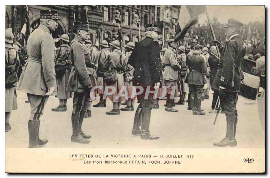 CPA Militaria Les fetes de la Victoire 14 Juillet 1919 Les trois Marechaux Petain Foch Joffre 
