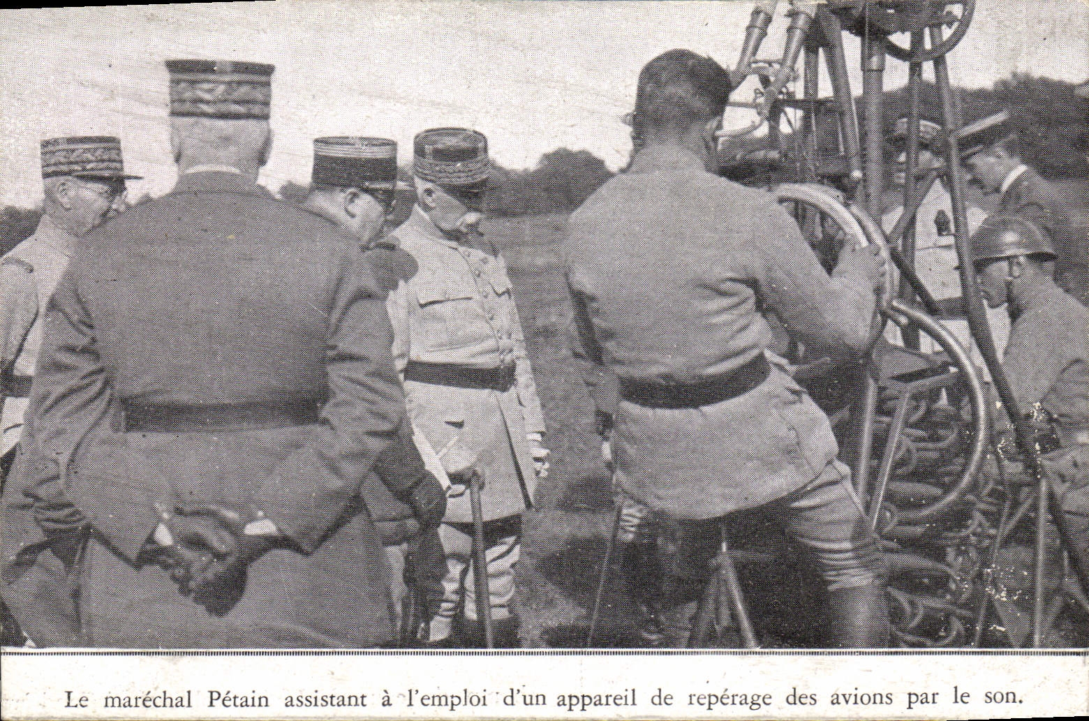 Le maréchal Pétain assistant à l'emploi d'un appareil de repérage des avions par le son — Collection privée de M. Guyot