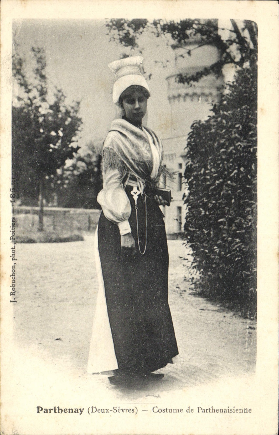 CPA Folklore Parthenay Costume de Parthenaisienne 