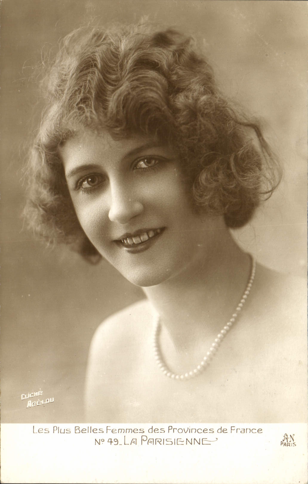 CPA Folklore La parisienne 