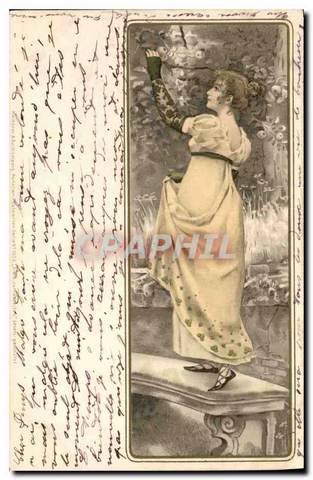 Femme en robe à motifs — dans un jardin — éditeur non identifié