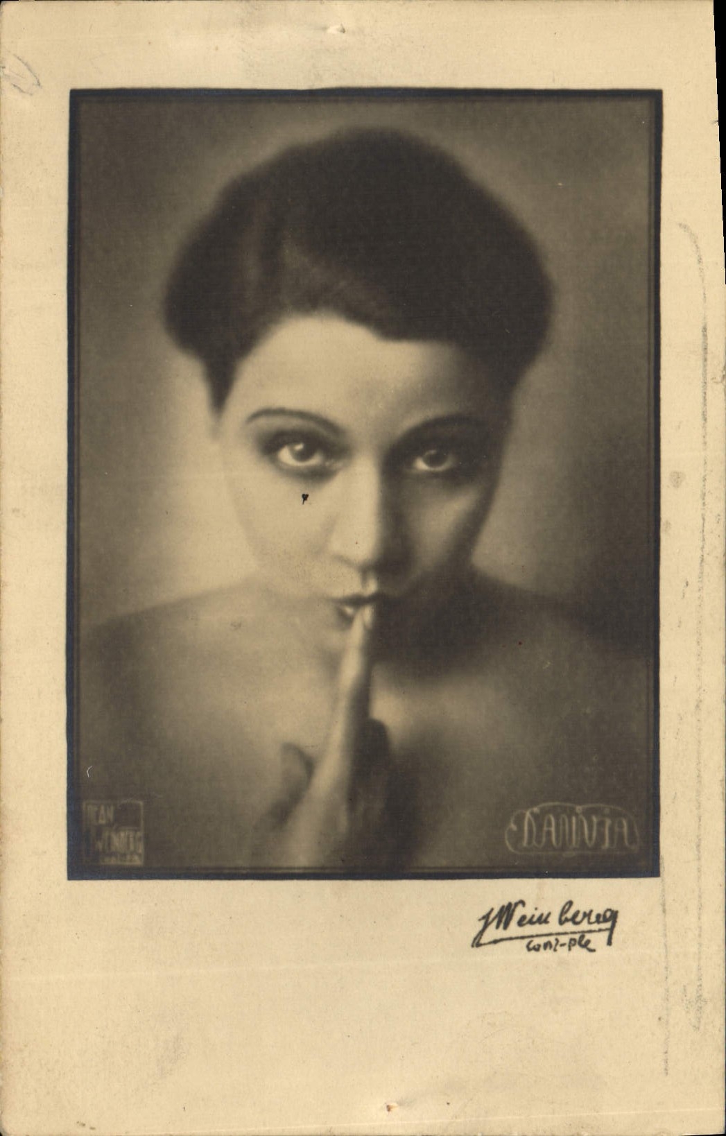 Femme au doigt sur les lèvres — photographie de Jean Weinberg — éditée par C. Dauvia