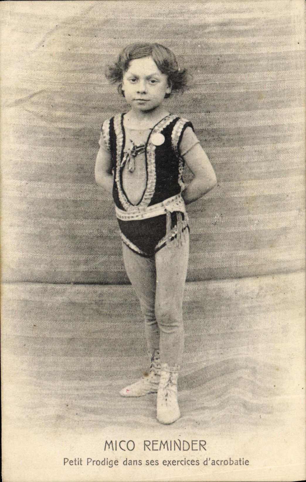 Mico Reminder — Petit Prodigie dans ses exercices d'acrobatie — Mico Reminder