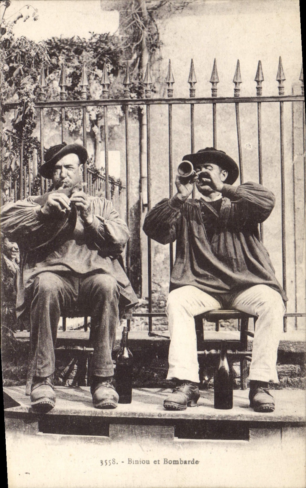 Biniou et Bombarde — Deux hommes buvant — Laurent-Né-Hennes, n° 3558
