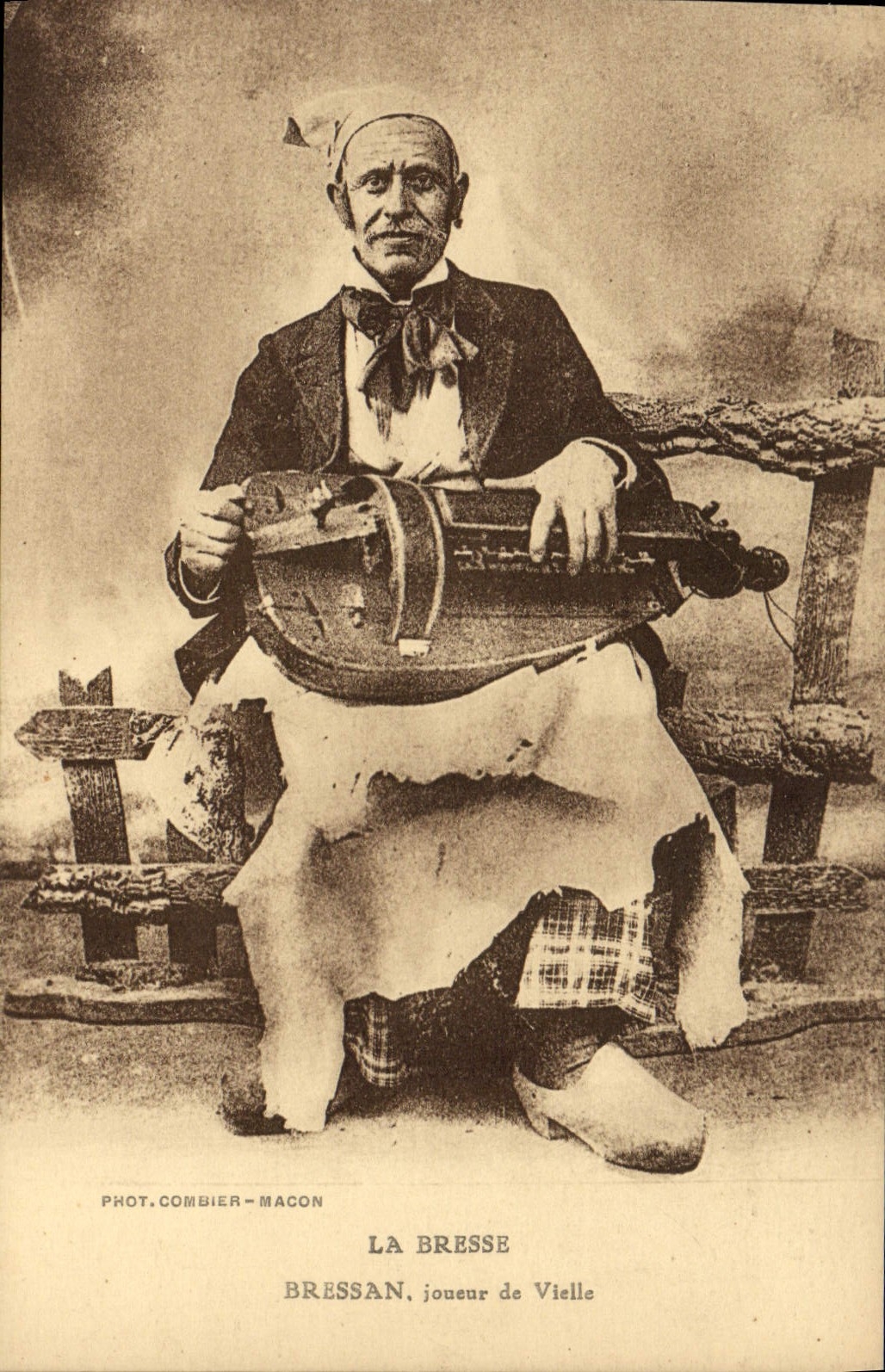 Bressan, joueur de Vielle — La Bresse — Phot. Combier - Macon