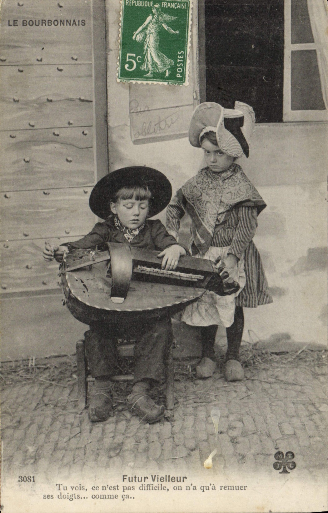 Enfants jouant de la vielle — Le Bourbonnais — éditeur MT n°3081