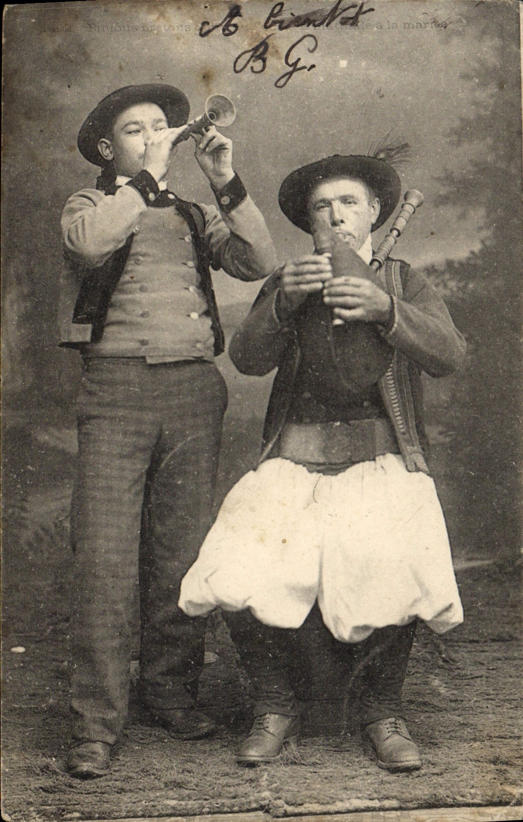 Deux musiciens — jouant de la trompette et des baguettes — Paris, éditeur Parisus Brotors, n° 402 - Recto