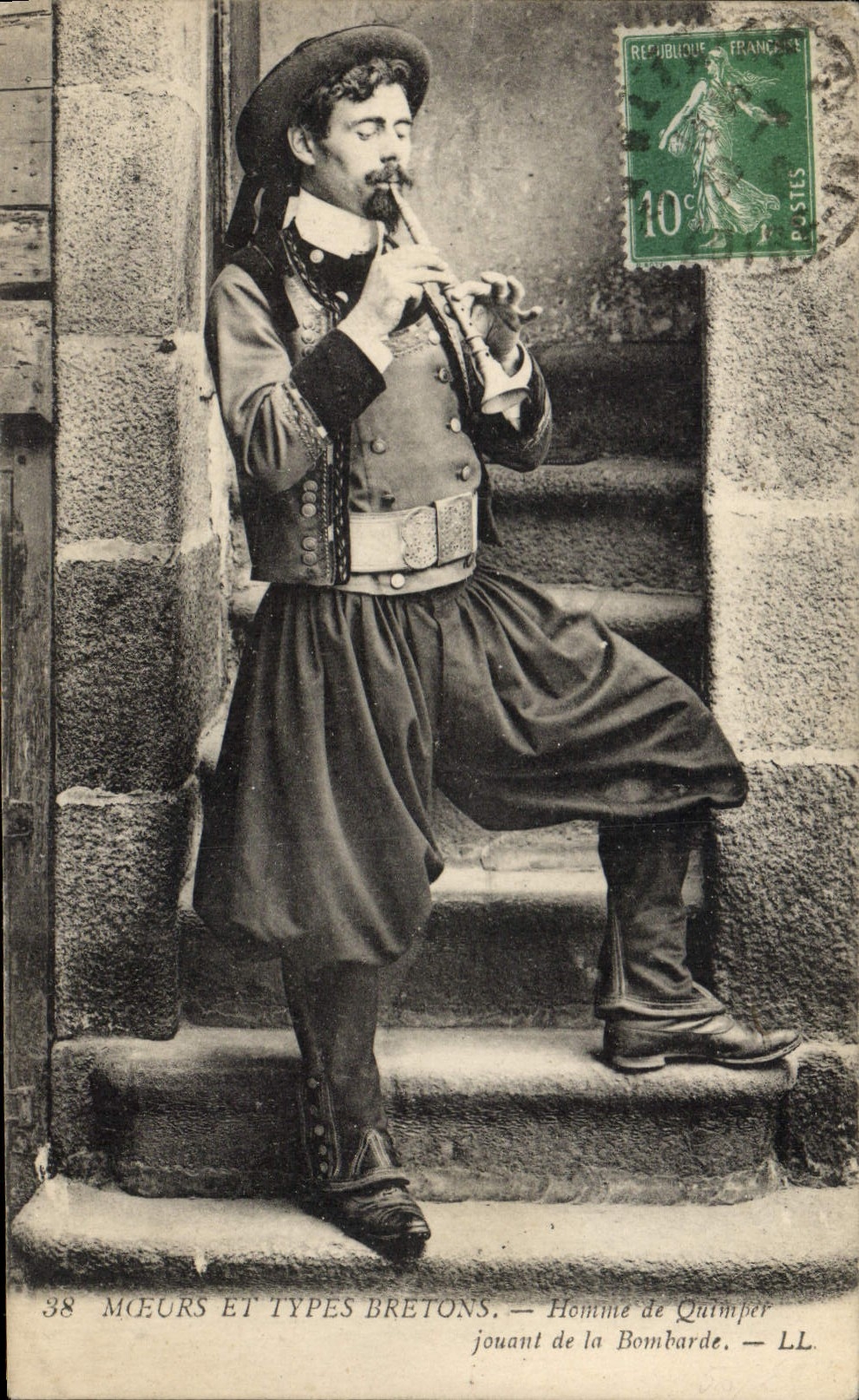 Homme de Quimper jouant de la Bombarde — LL. — Méœurs et Types Bretons — n°38