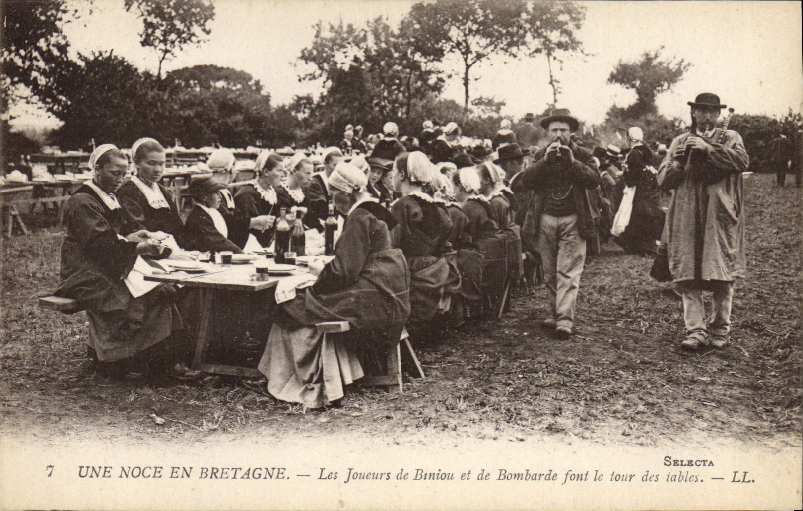 Une noce en Bretagne — Les Joueurs de Biniou et de Bombarde font le tour des tables — Selecta — LL.
