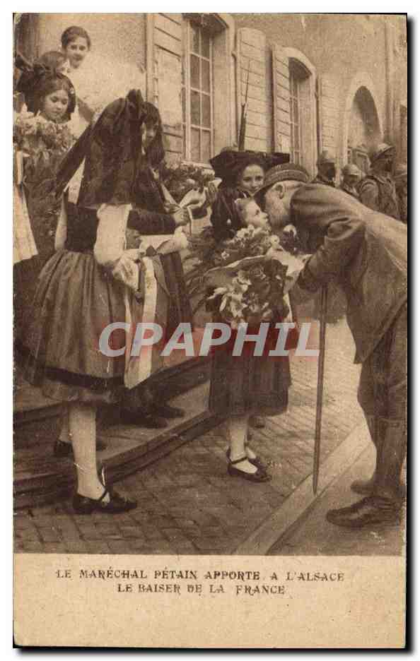 CPA Militaria Le Marechal Petain apporte a l'Alsace Le baiser de la France 