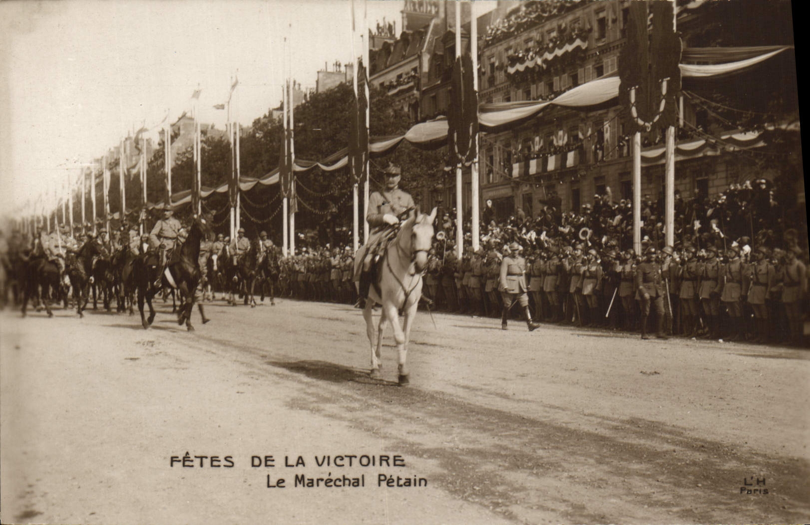 CPA Militaria Fetes de la Victoire le Marechal Petain 