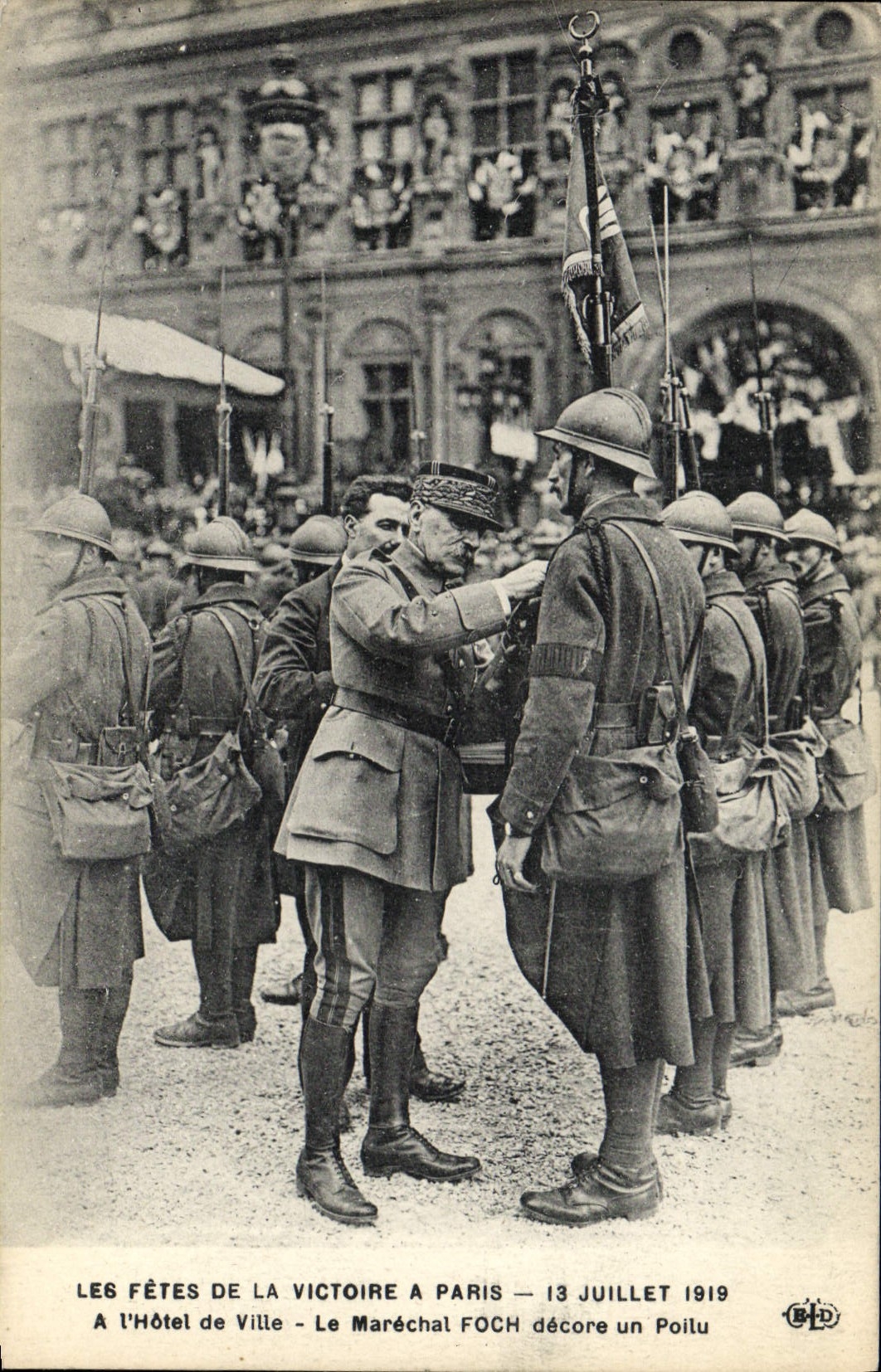 Les Fêtes de la Victoire à Paris — 13 juillet 1919 — Le Maréchal Foch décore un Poilu — B.D.