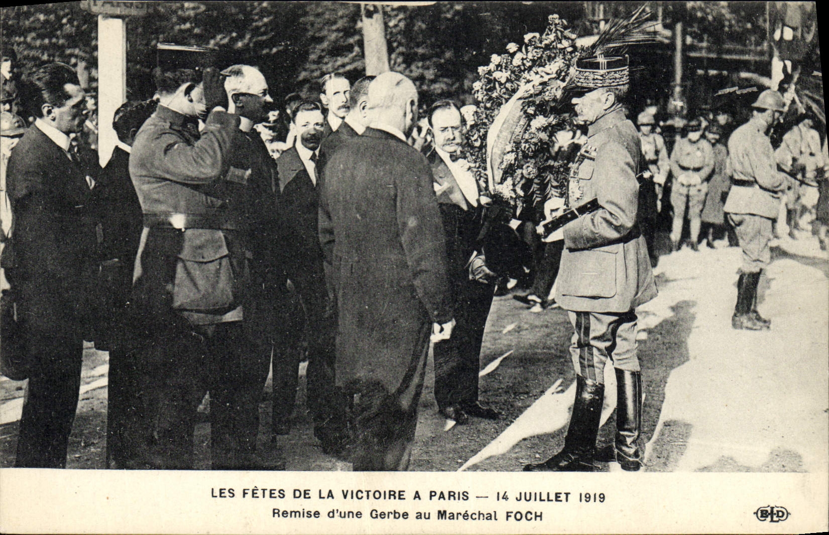 Les Fêtes de la Victoire à Paris — 14 juillet 1919 — Remise d'une gerbe au Maréchal Foch — Éditeur BHD