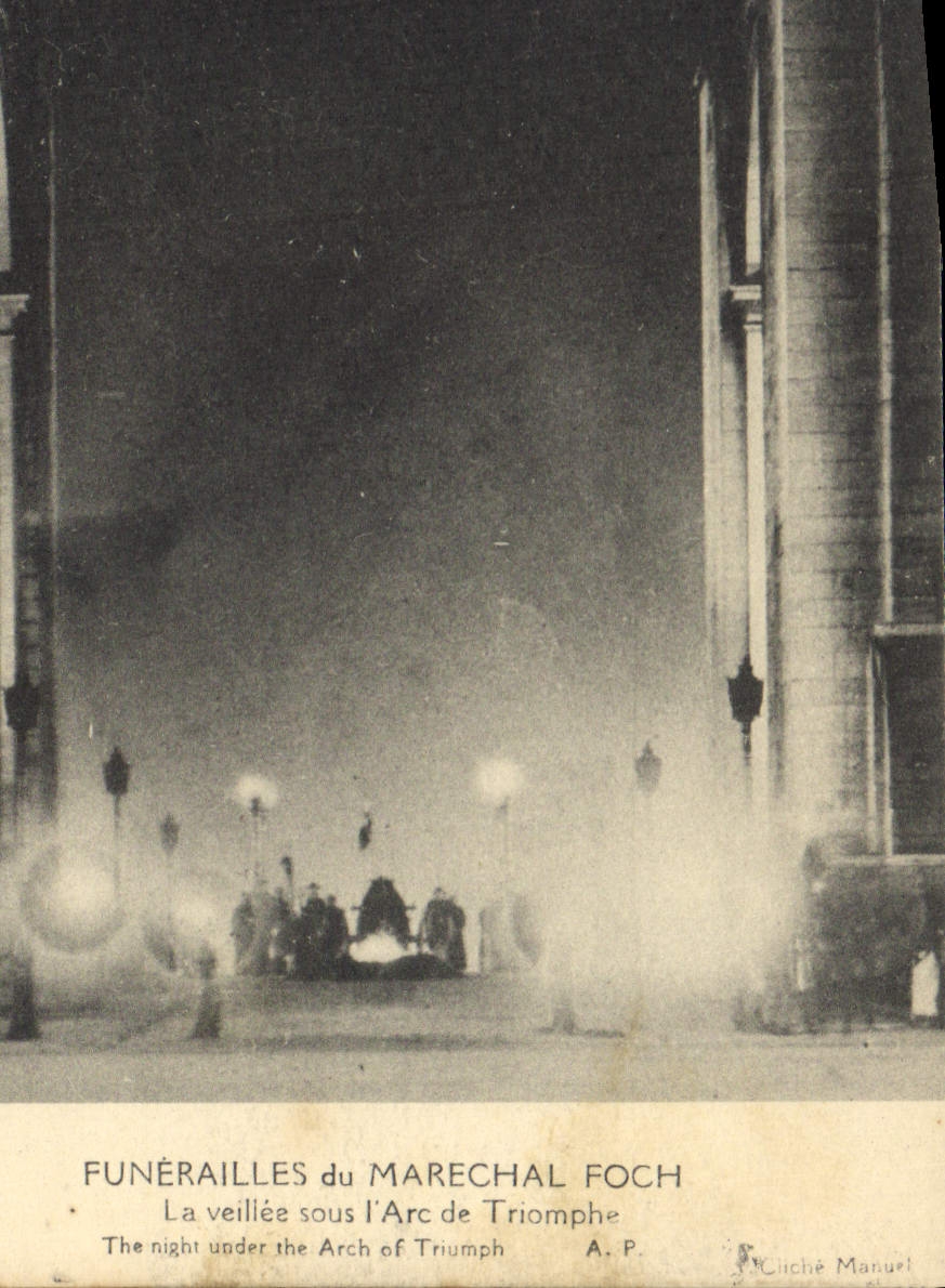CPA Militaria Funerailles du Marechal Foch La veillee sous l'Arc de Triomphe 