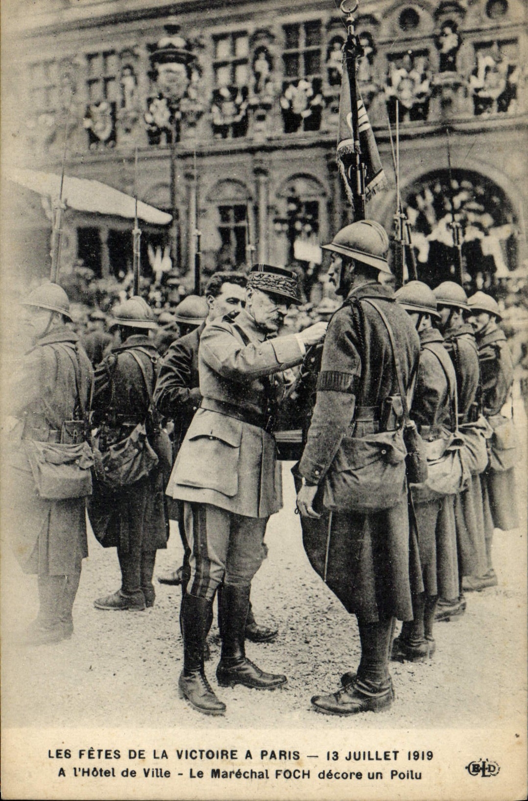 Les Fêtes de la Victoire à Paris — 13 juillet 1919 — Le Maréchal Foch décore un Poilu — Éditeur BHL