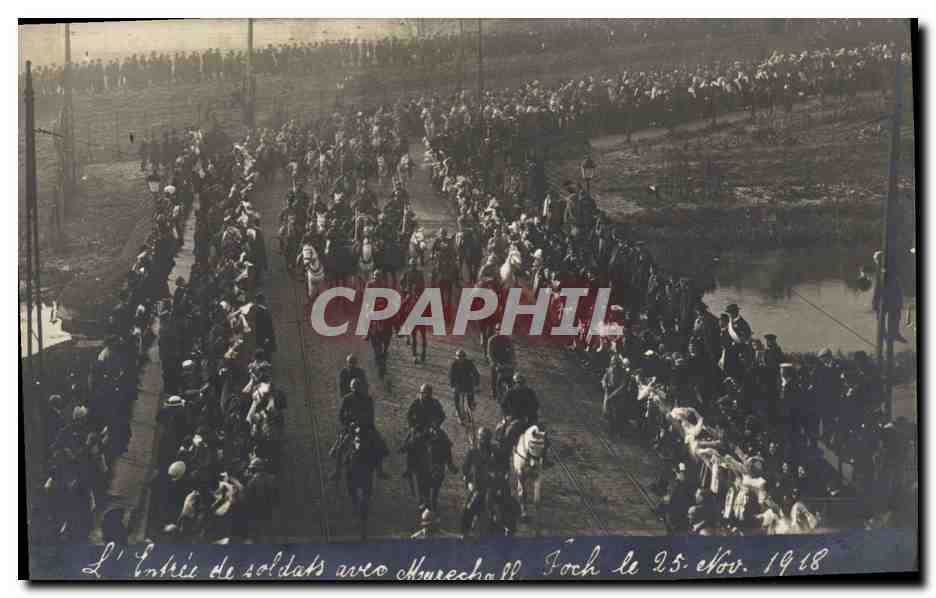 CPA Militaria L'entree des soldats avec Marechal Foch le 25 novembre 1918 