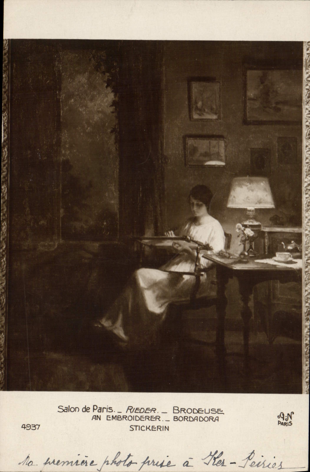CPA Salon de Paris Rieder Brodeuse 