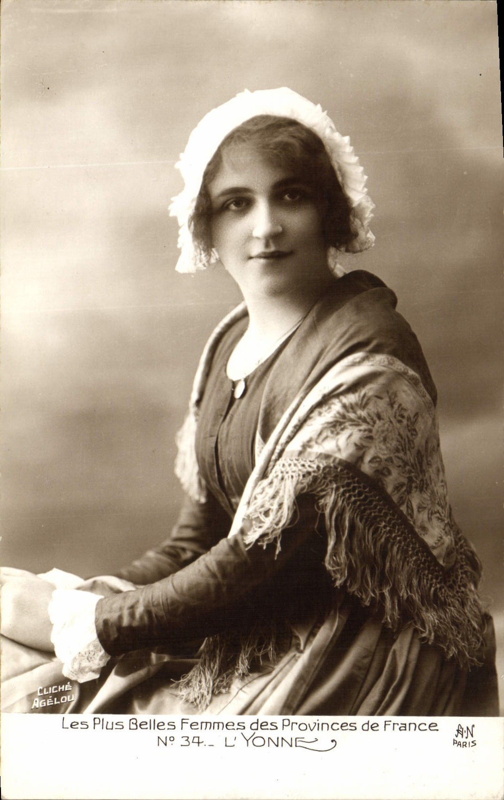 CPA Folklore L'Yonne Les plus belles femmes des Provinces de France 