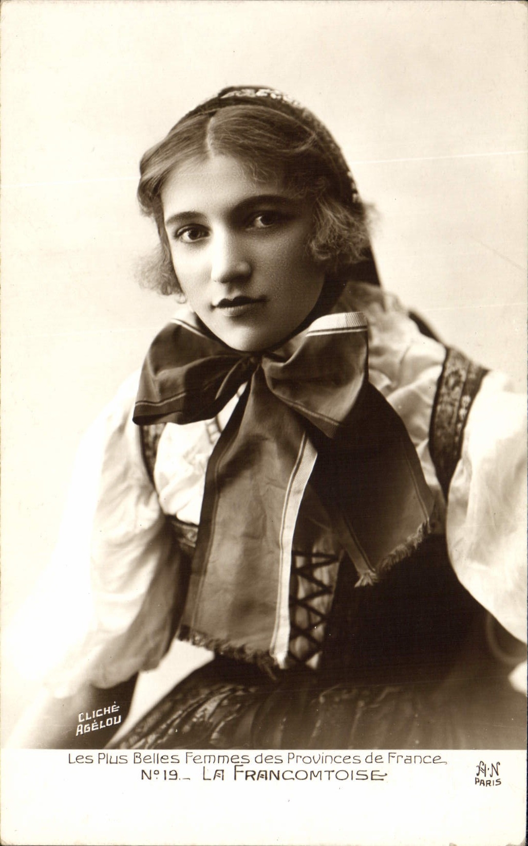 CPA Folklore La Framcomtoise Les plus belles femmes des Provinces de France 