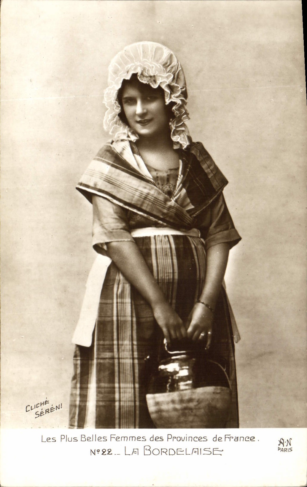 CPA Folklore La Bordelaise Les plus belles femmes des Provinces de France 