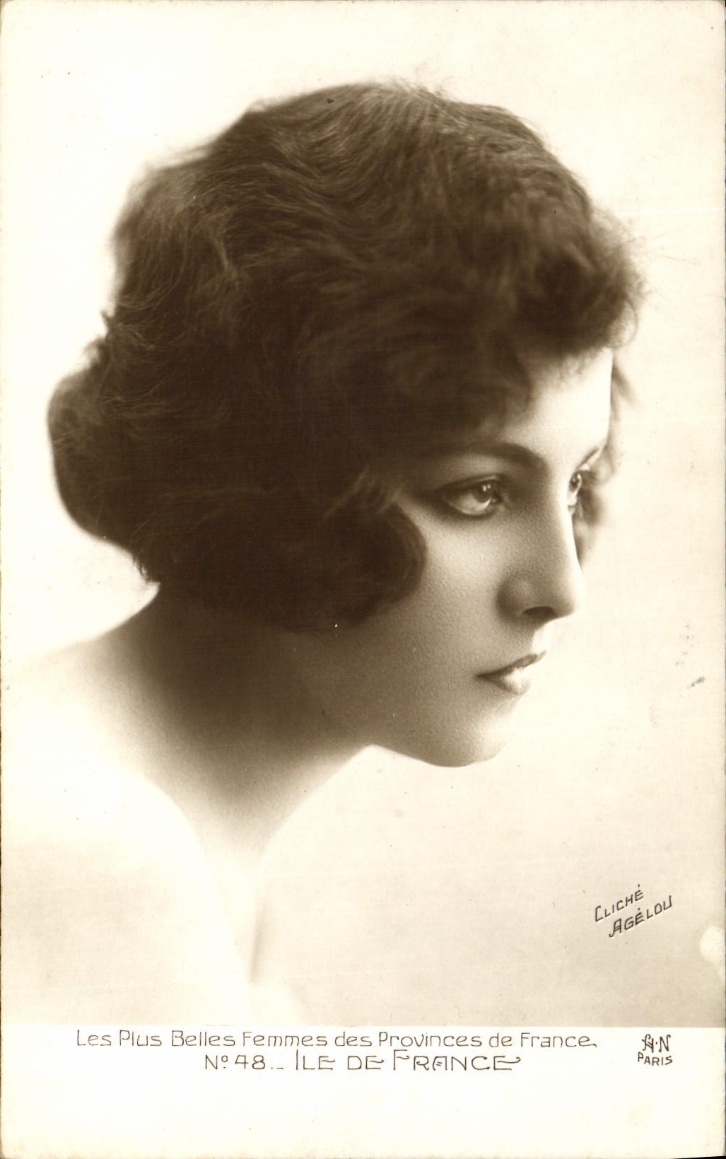 CPA Folklore Ile de France Les plus belles femmes des Provinces de France 