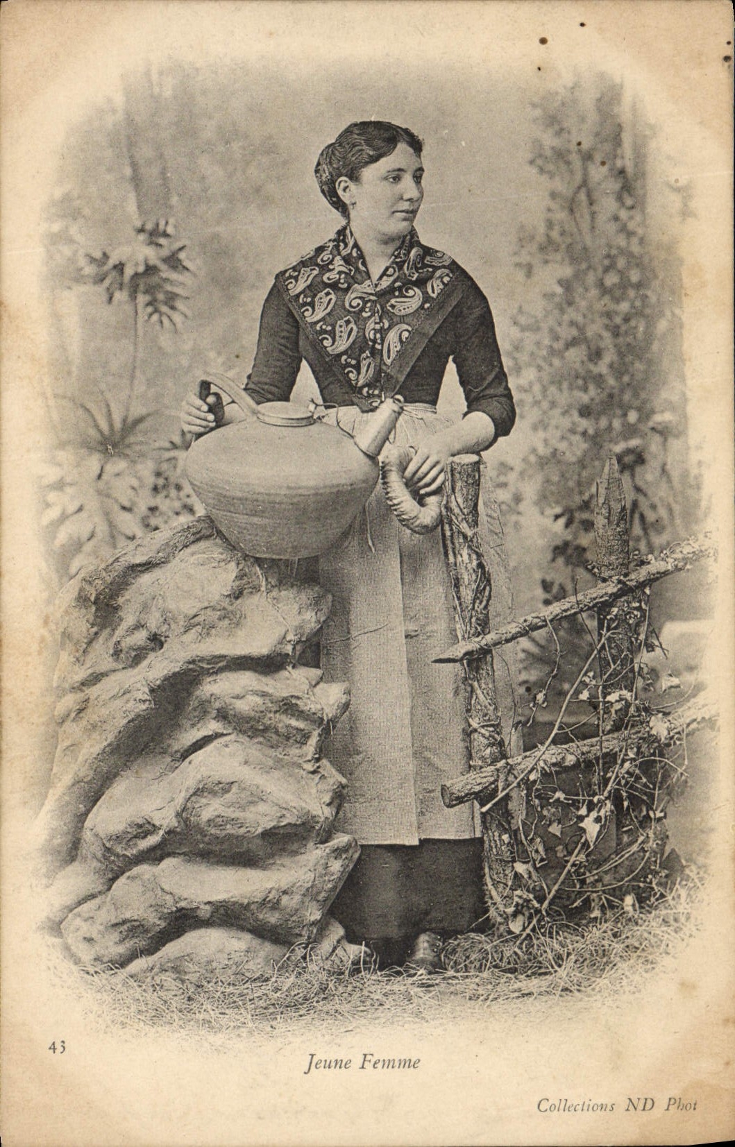 CPA Folklore Jeune femme 