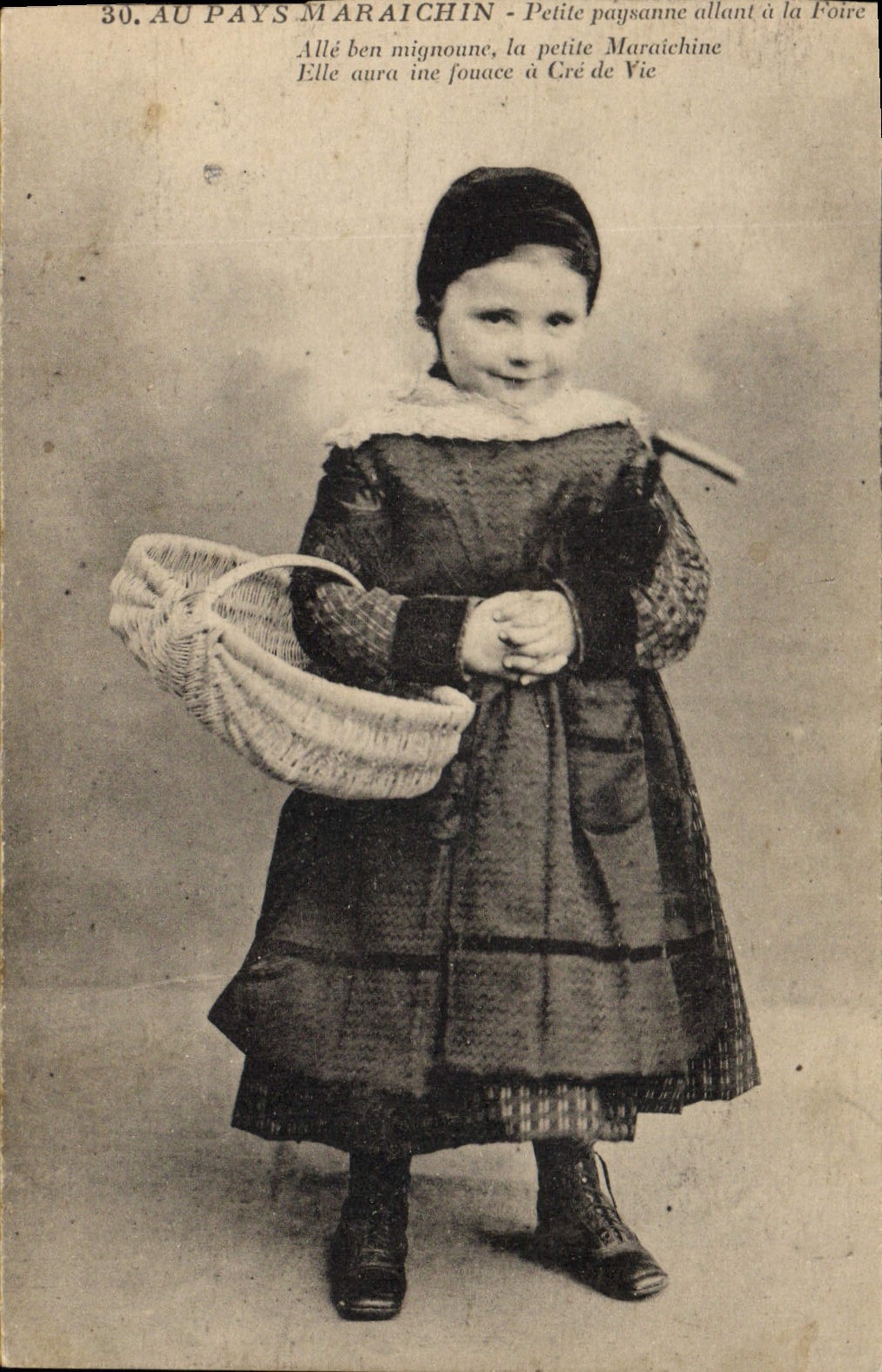CPA Folklore Au pays Maraichin Petite paysanne allant a la Foire 