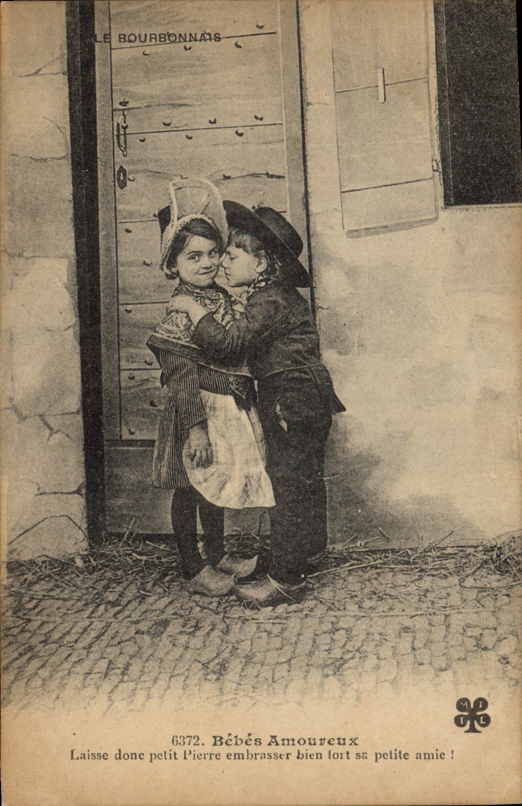 CPA Folklore Le Bourbonnais Bebes amoureux Enfants 