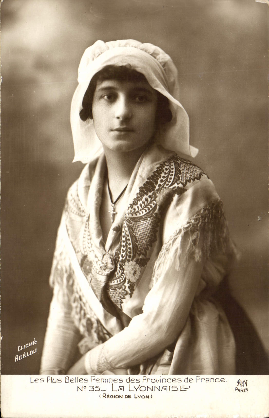 CPA Folklore La Lyonnaise Les plus belles femmes des Provinces de France 