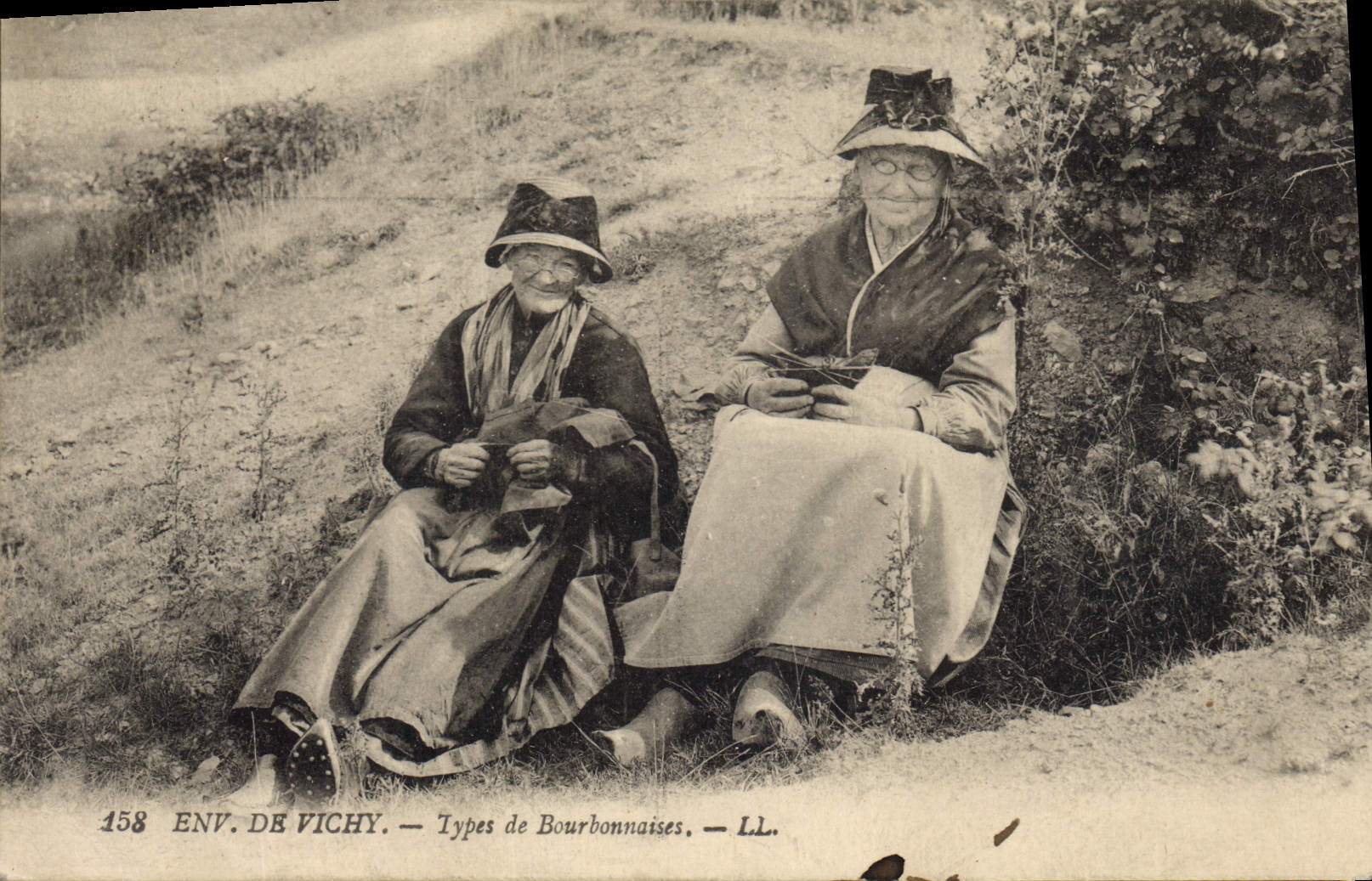 CPA Folklore Environs de Vichy Types de Bourbonnaises 