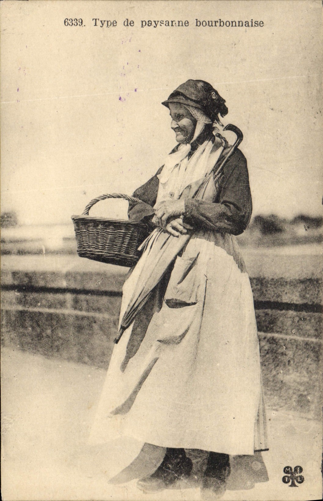 CPA Folklore Type de paysanne Bourbonnaise 