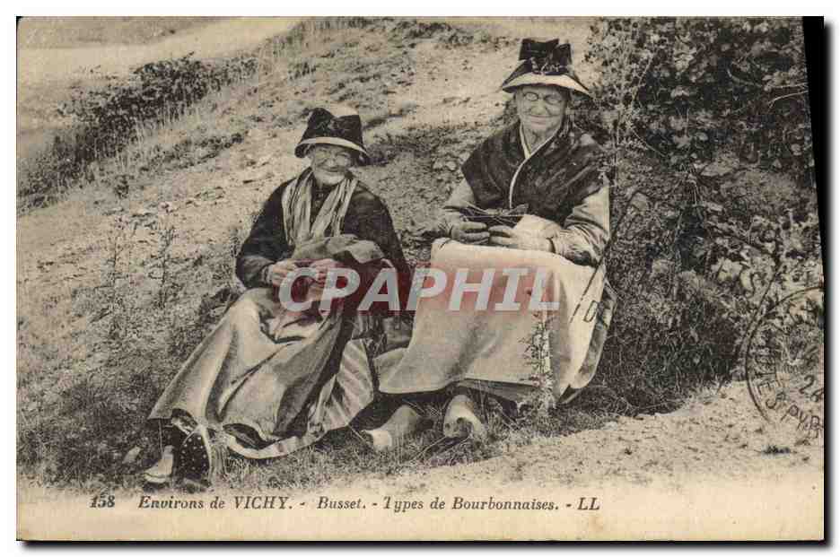CPA Folklore Environs de Vichy Types de Bourbonnaises 