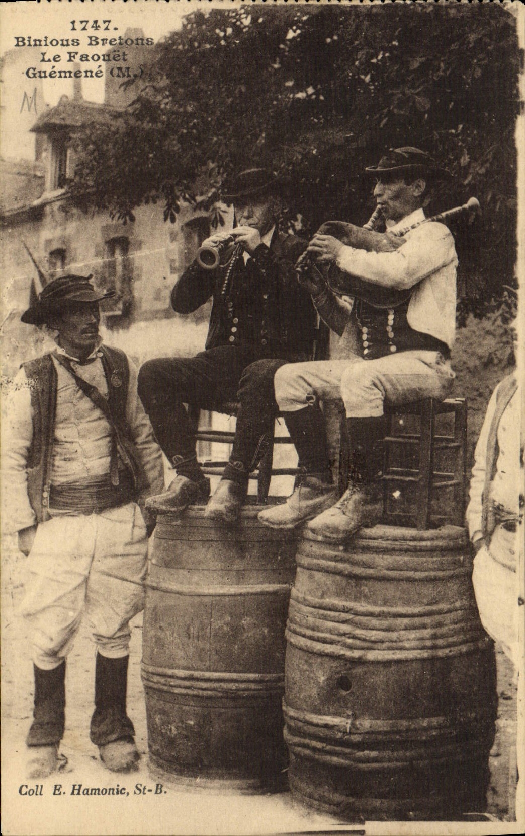 CPA Folklore Binious bretons Le Faouet Guemene 