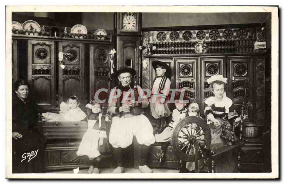 CPA Folklore Autour des lits clos Bretyons La gentille petite famille 