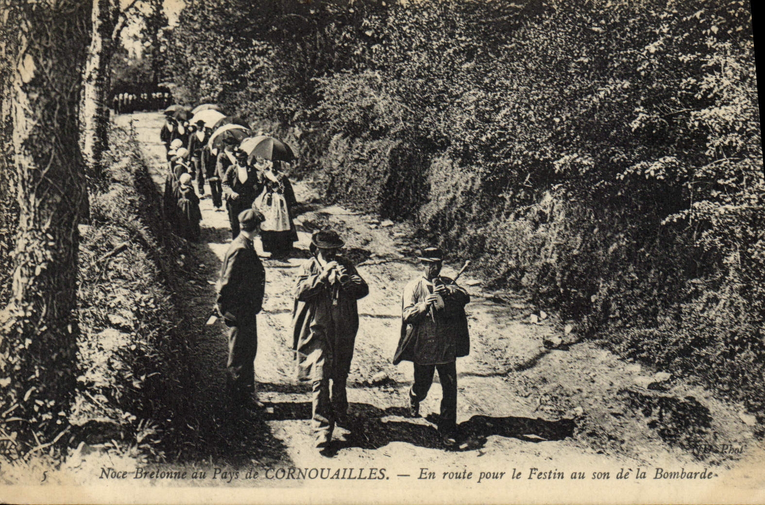 CPA Folklore Noce bretonne au Pays de Cornouailles En route pour le festin au son de la Bombarde 