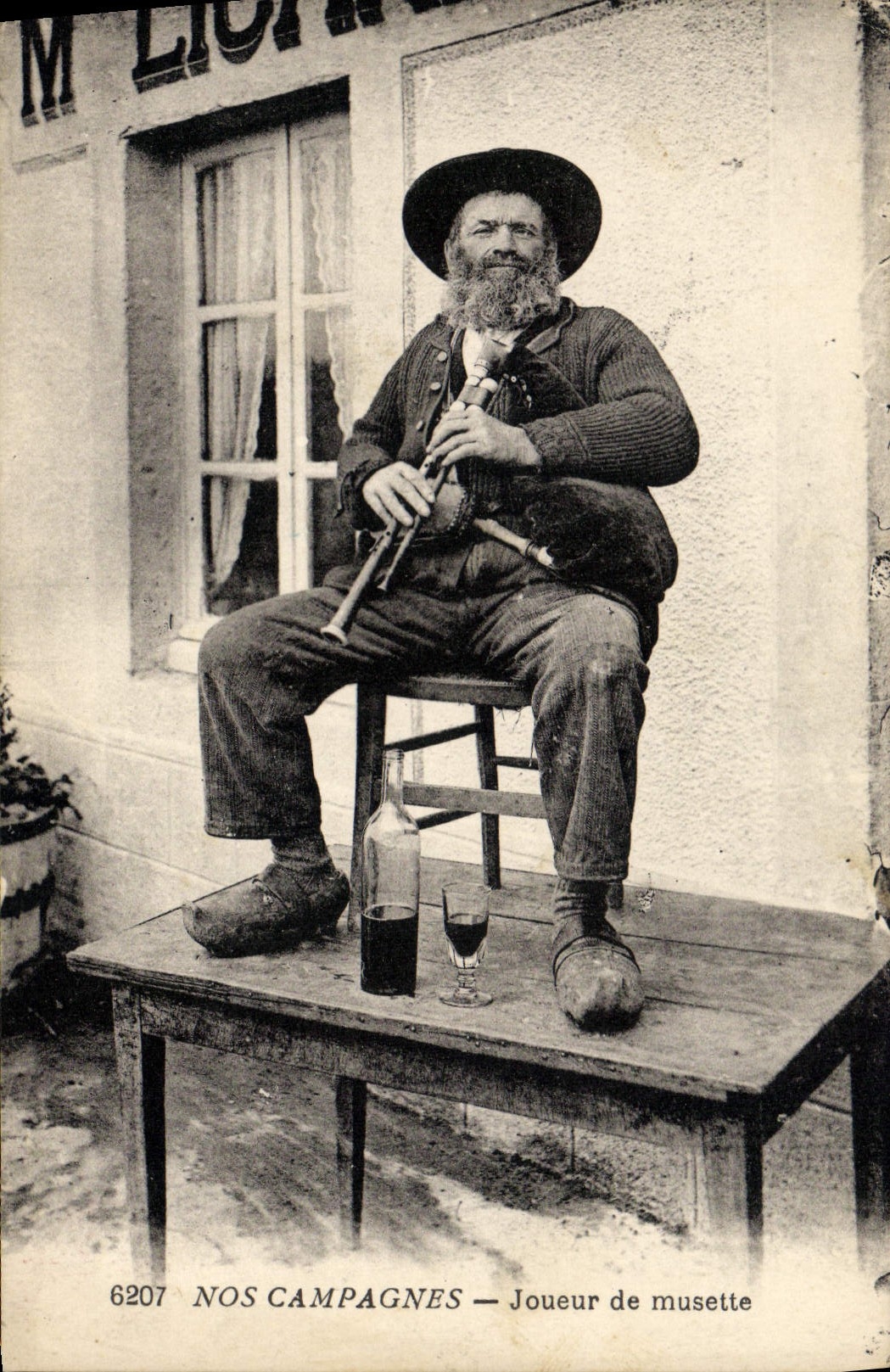 CPA Folklore Joueur de musette 