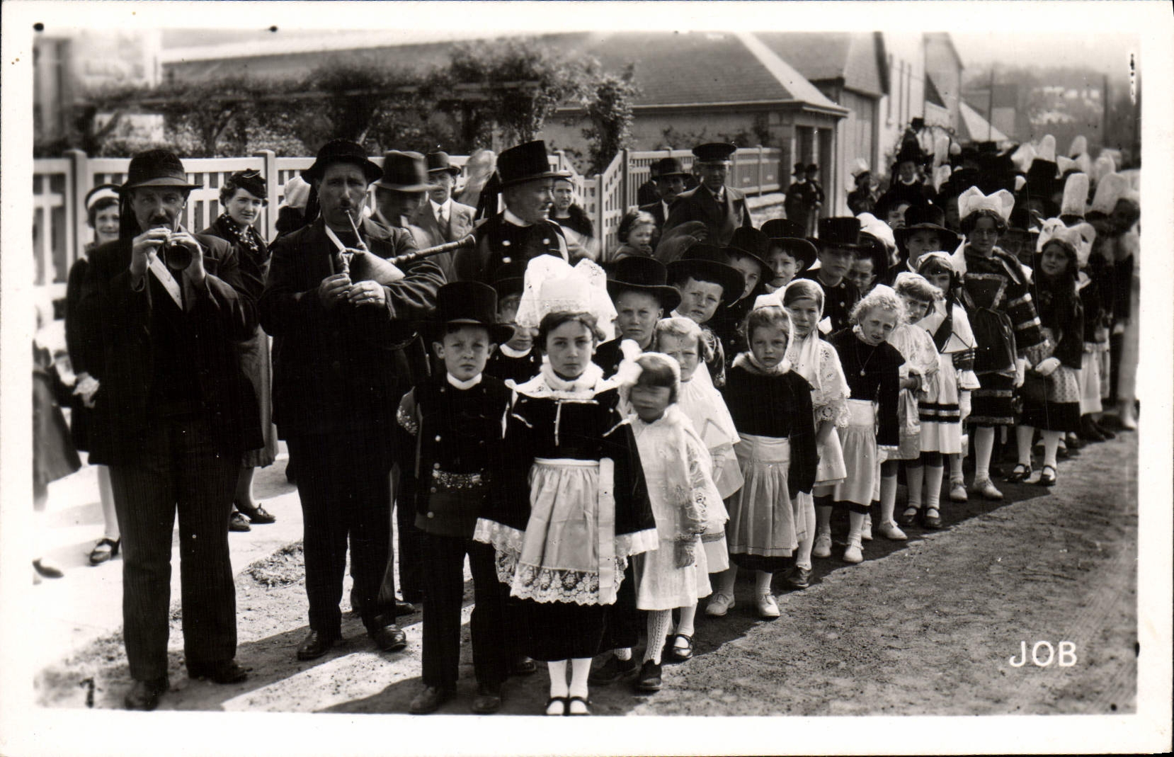 CPA Folklore Defile de jeunes Bretons un jour de fete 