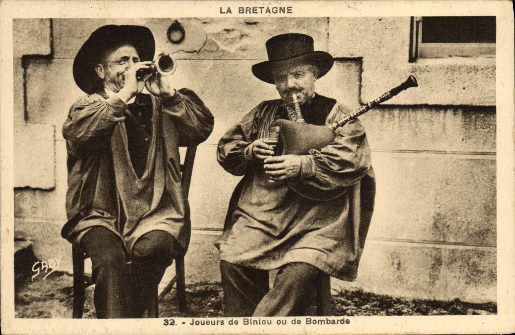 CPA Folklore Bretagne Joueurs de Biniou ou de Bombarde 