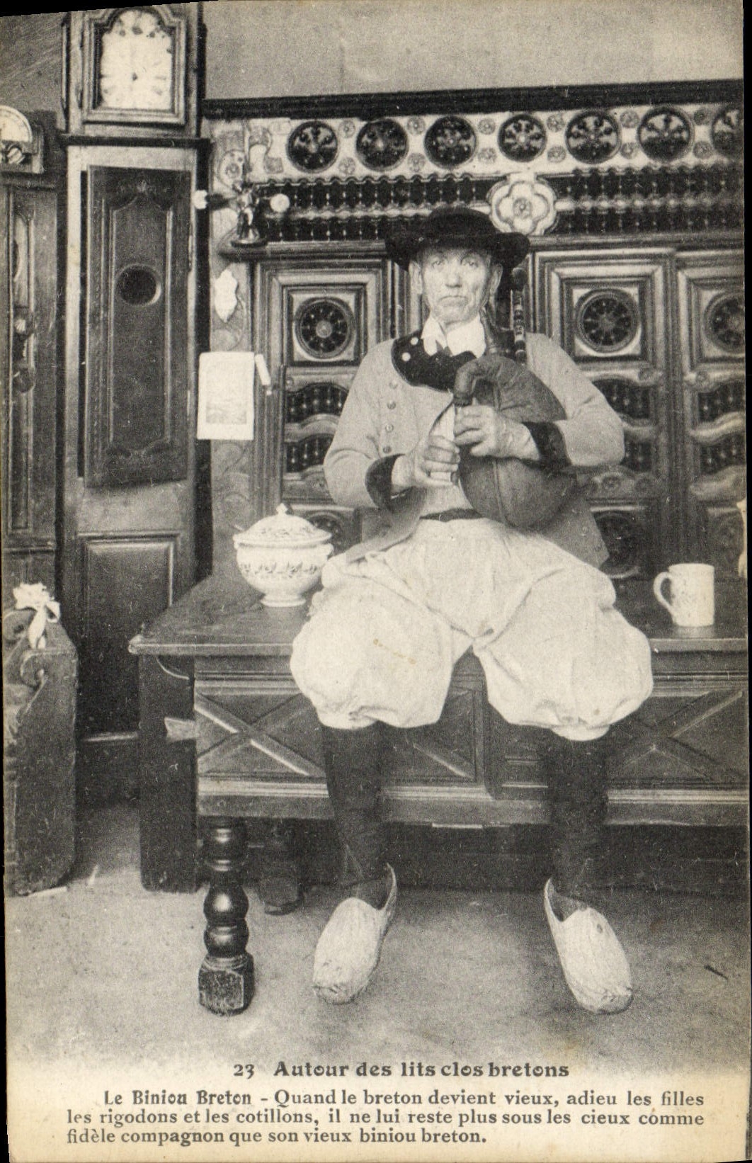 CPA Folklore Autour des lits Bretons Le Biniou Breton 