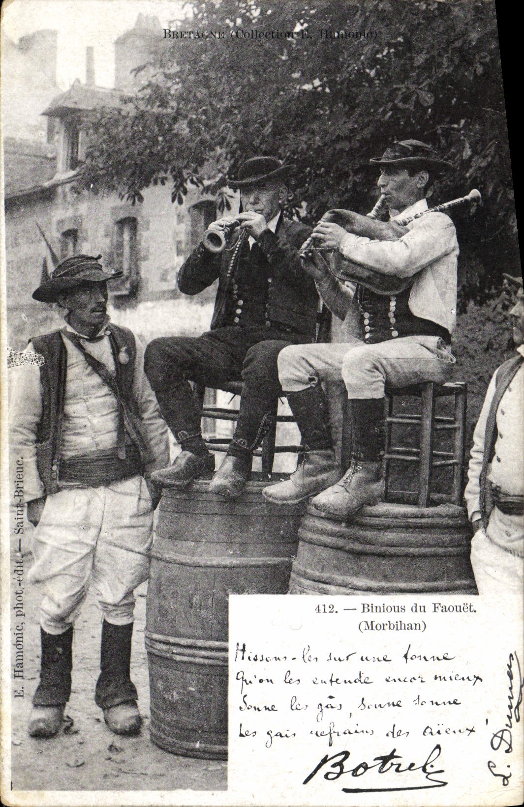 CPA Folklore Botrel Binious du Faouet Morbihan 