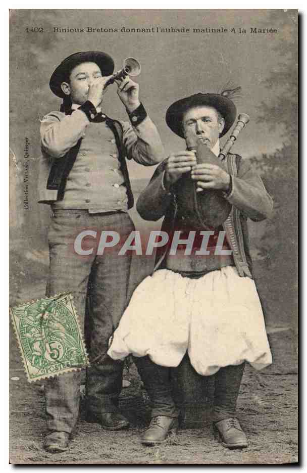 CPA Folklore Binious Bretons donnant l'aubade matinale 