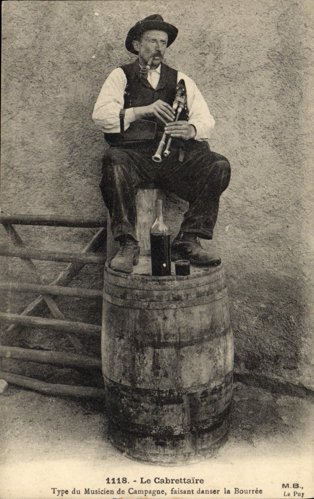 CPA Folklore Le Cabrettaire Type de musicien de campagne faisant danser la bourree 