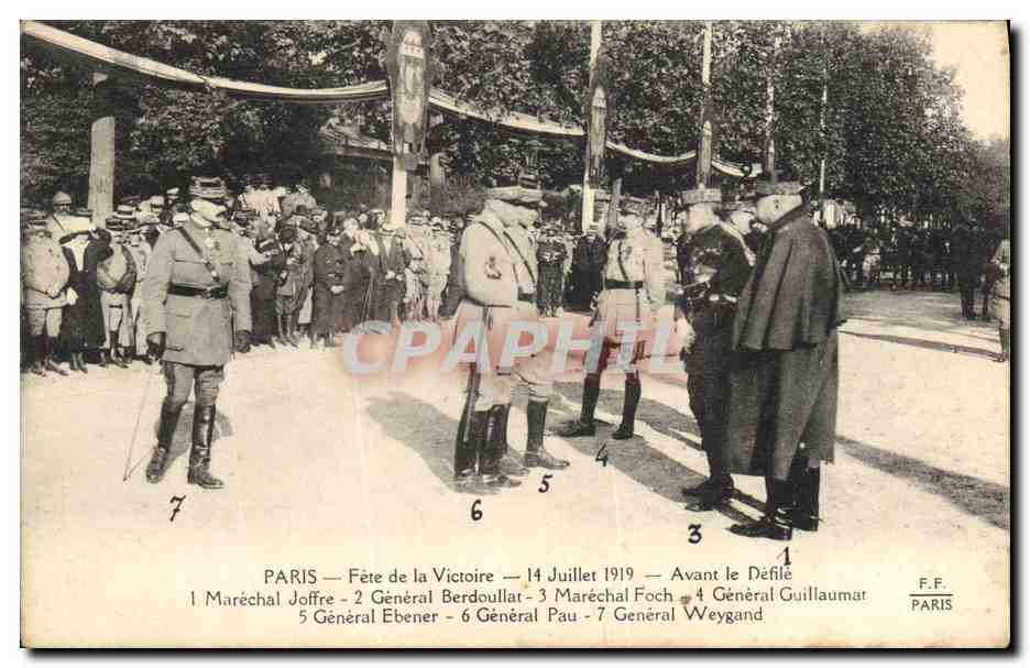 CPA Militaria Paris Fetes de la Victoire Avant le Defile Marechal Joffre Berdoullat Foch Guillaumat Ebener Pau Weygand 