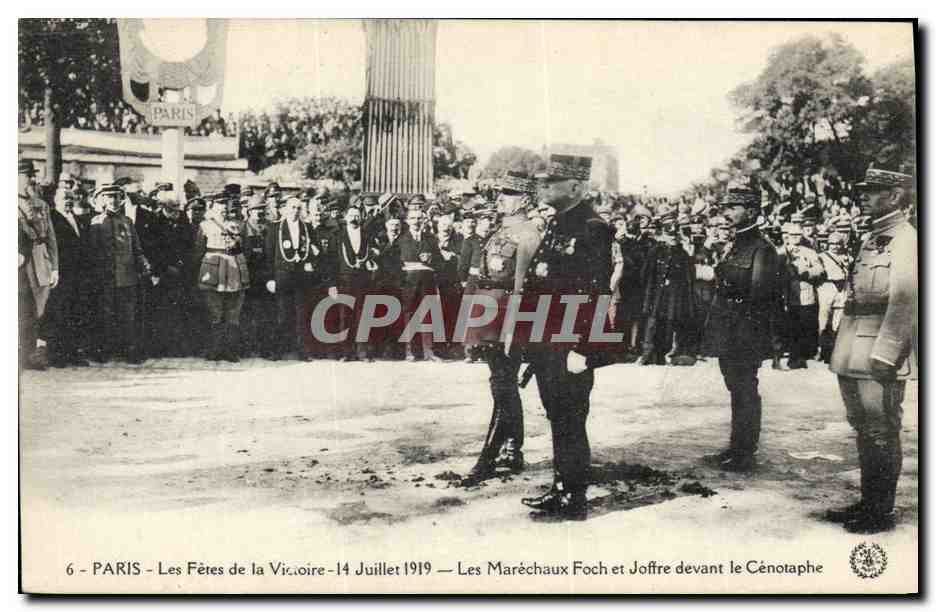 CPA Militaria Paris Fetes de la Victoire 14 juillet 1919 Les Marechaux Foch et Joffre devant le Cenotaphe 